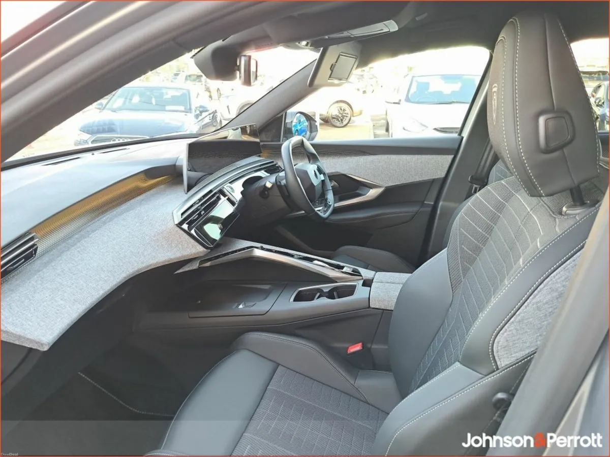 Peugeot 5008 TOP SPEC ! BEV 73kwh 210hp GT ! - Image 3