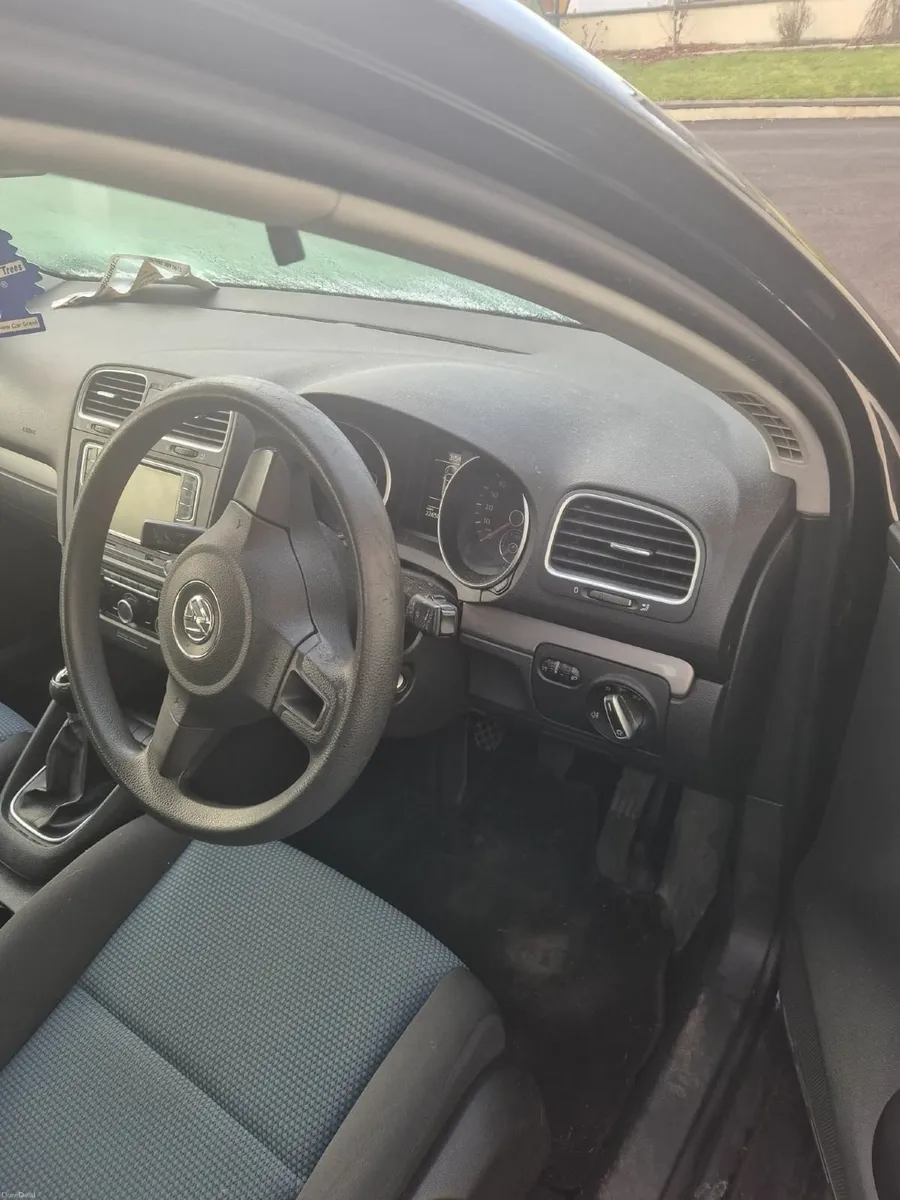 Volkswagen Golf 2011 - Image 2
