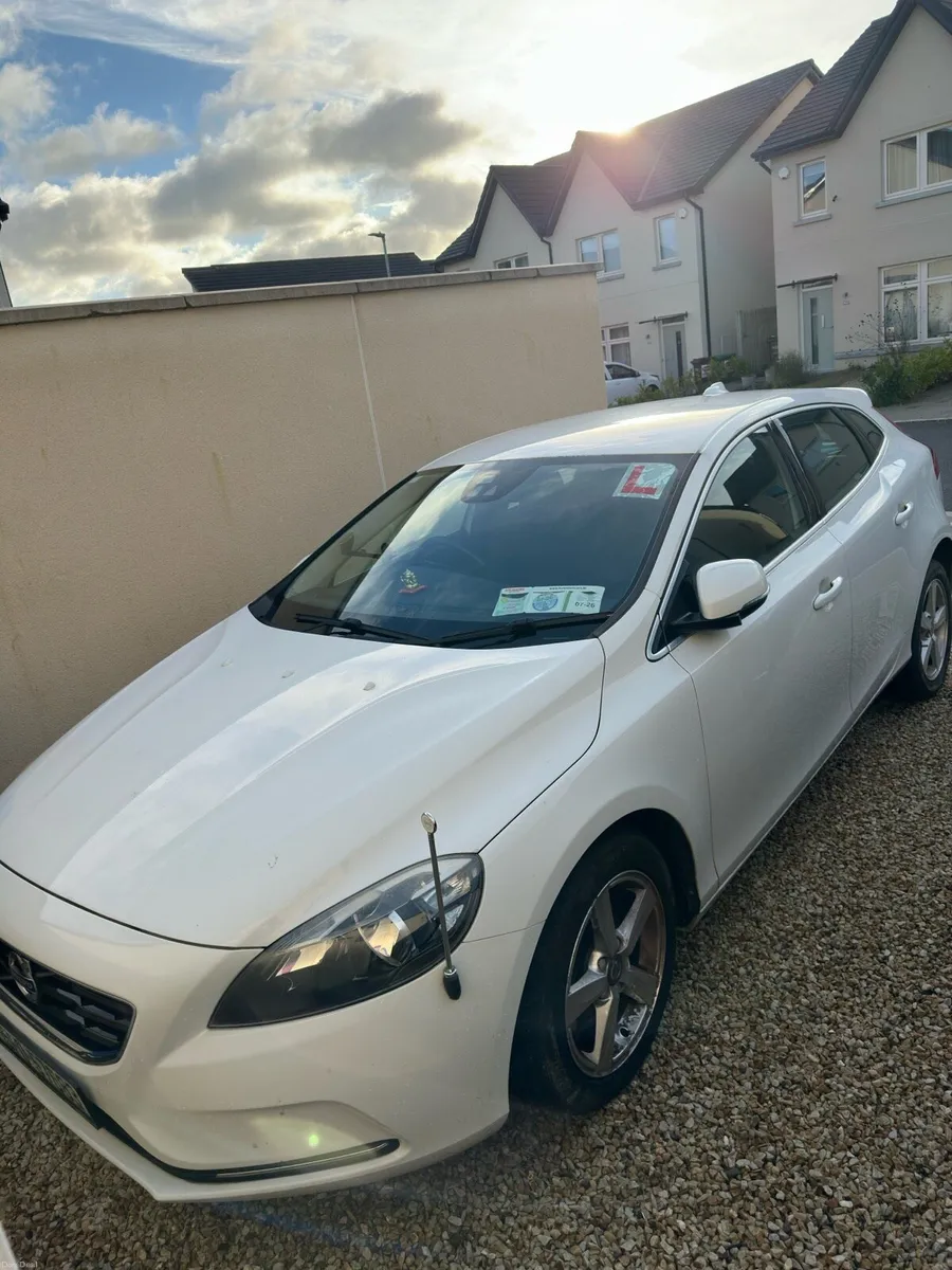 Volvo V40 T4 Automatic - Low Mileage - Image 1