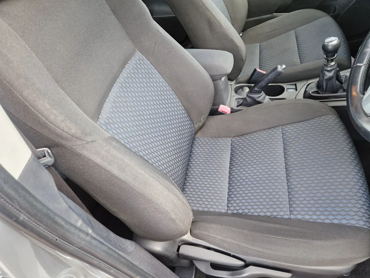 Toyota Auris 2014 - Image 2