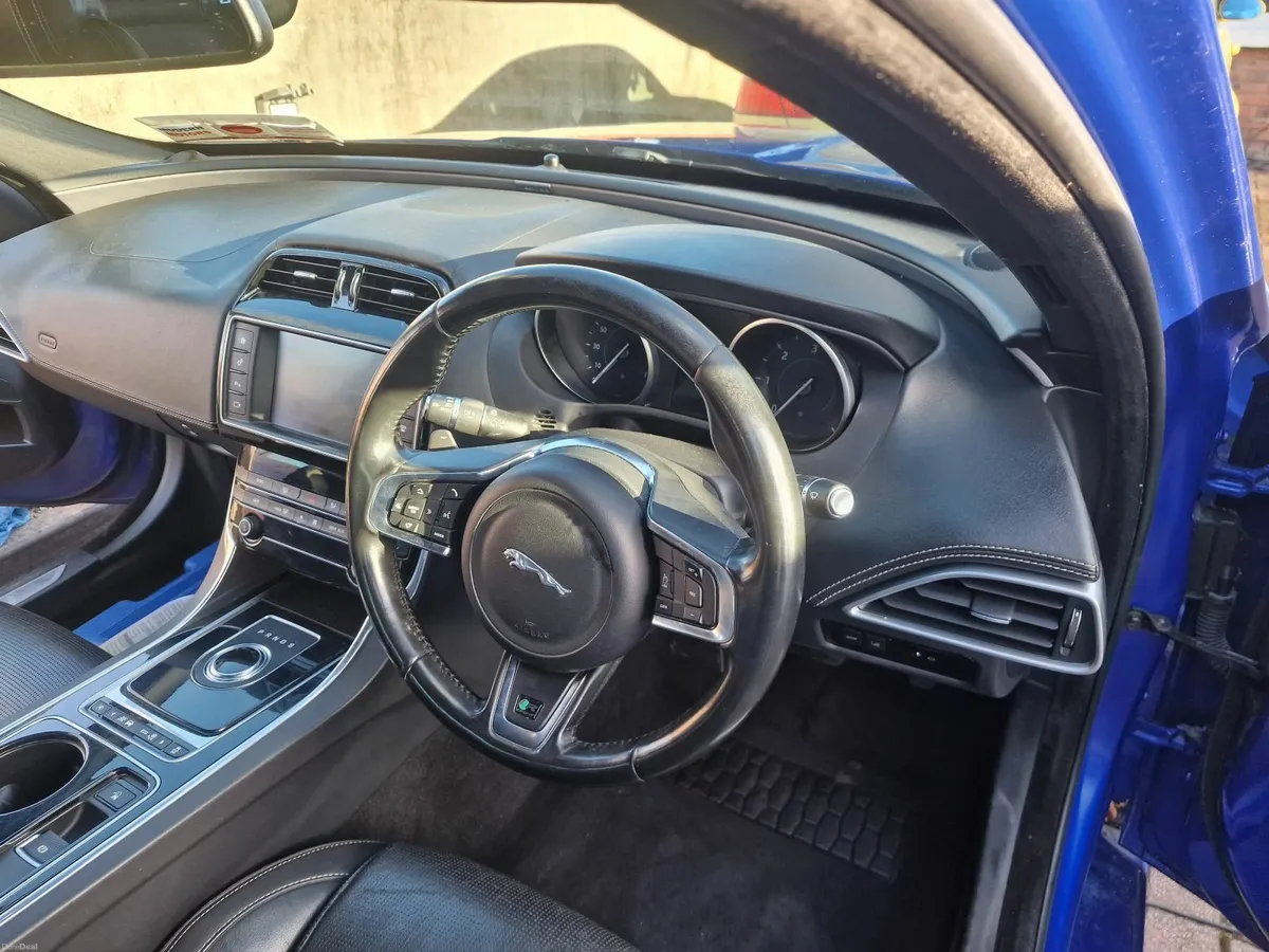 Jaguar XE 2017 R Sport Grill Damaged - Image 4