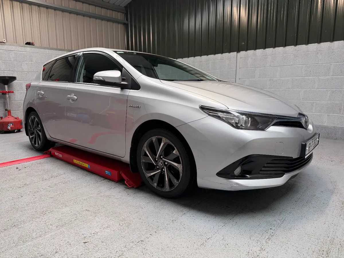 Toyota Auris 2016   Hybrid ! - Image 1