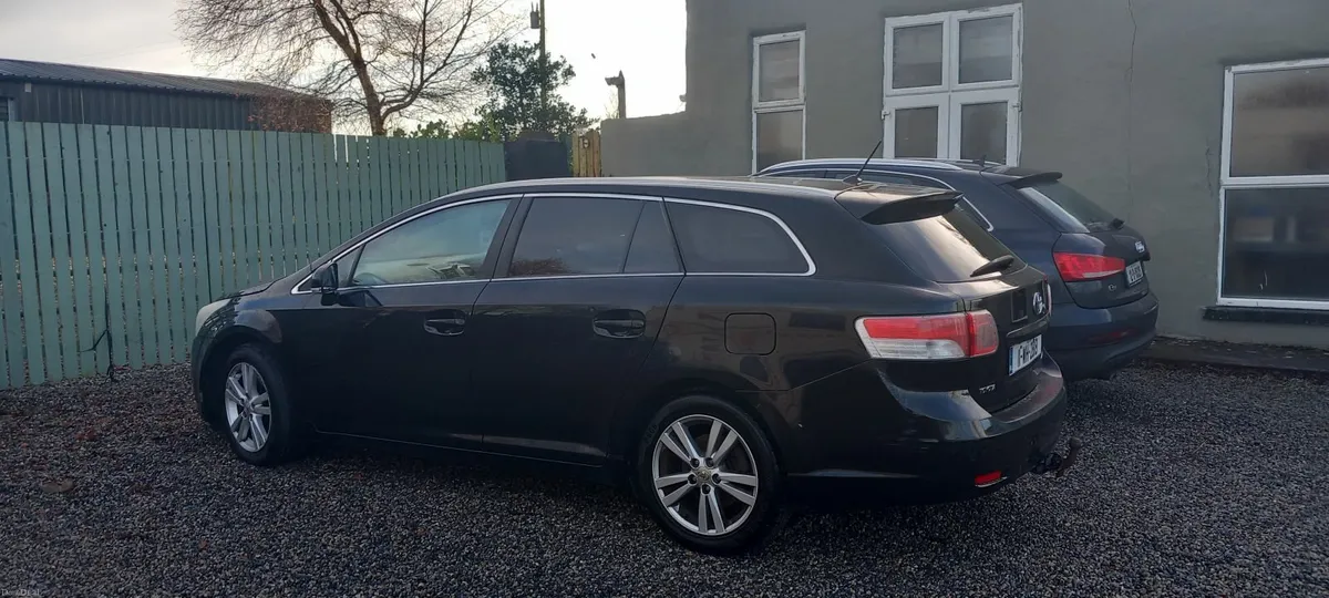Toyota Avensis 2011 estate - Image 2