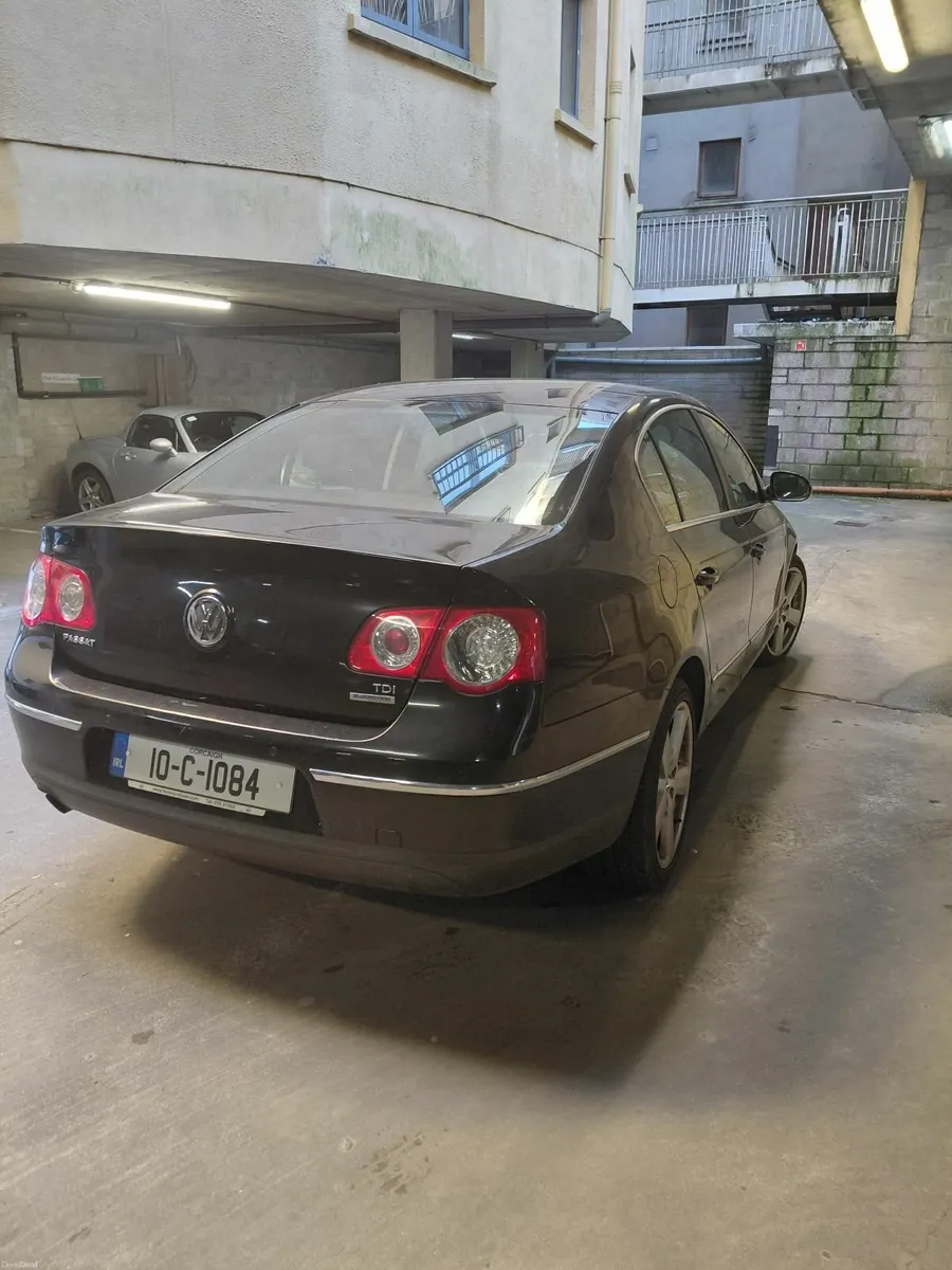Volkswagen Passat 2010 - Image 2