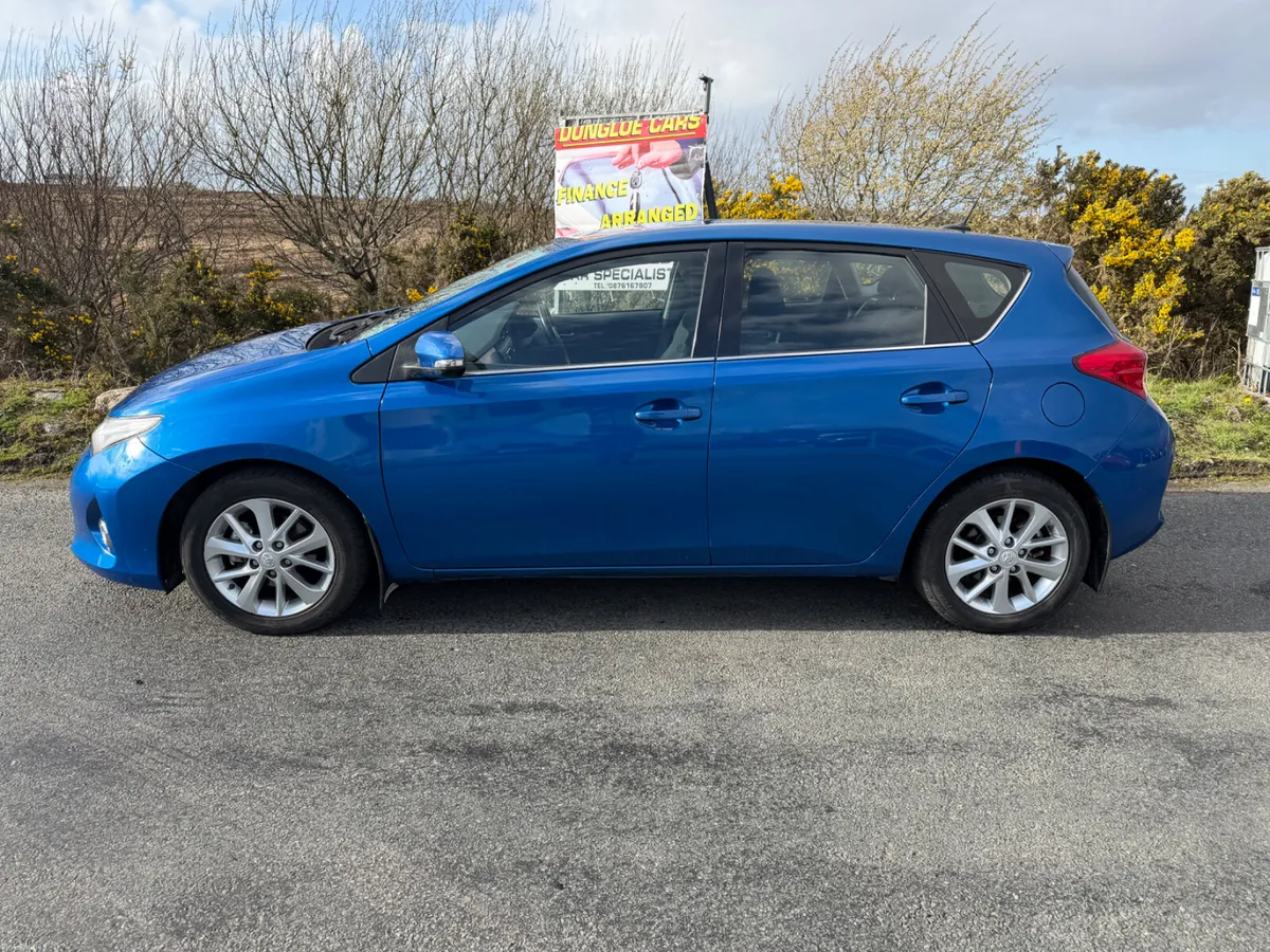 Toyota Auris 2014 - Image 2