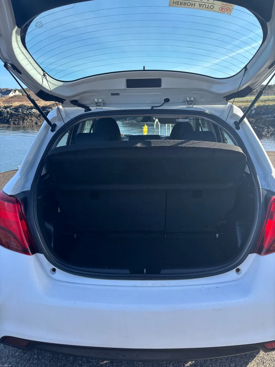 Toyota Yaris 2016 - Image 2
