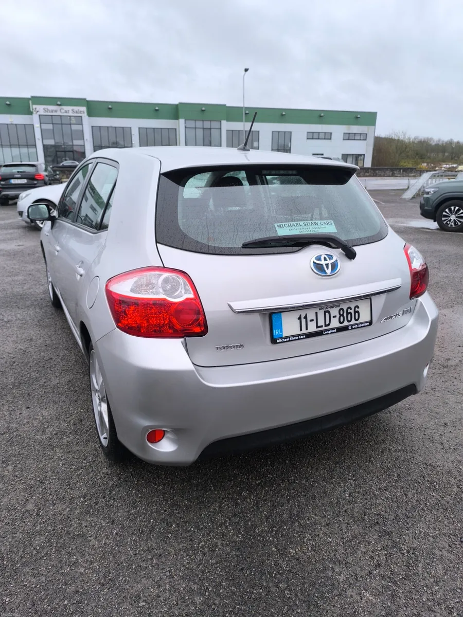 11 Toyota Auris 1.8 Hybrid Automatic - Image 4