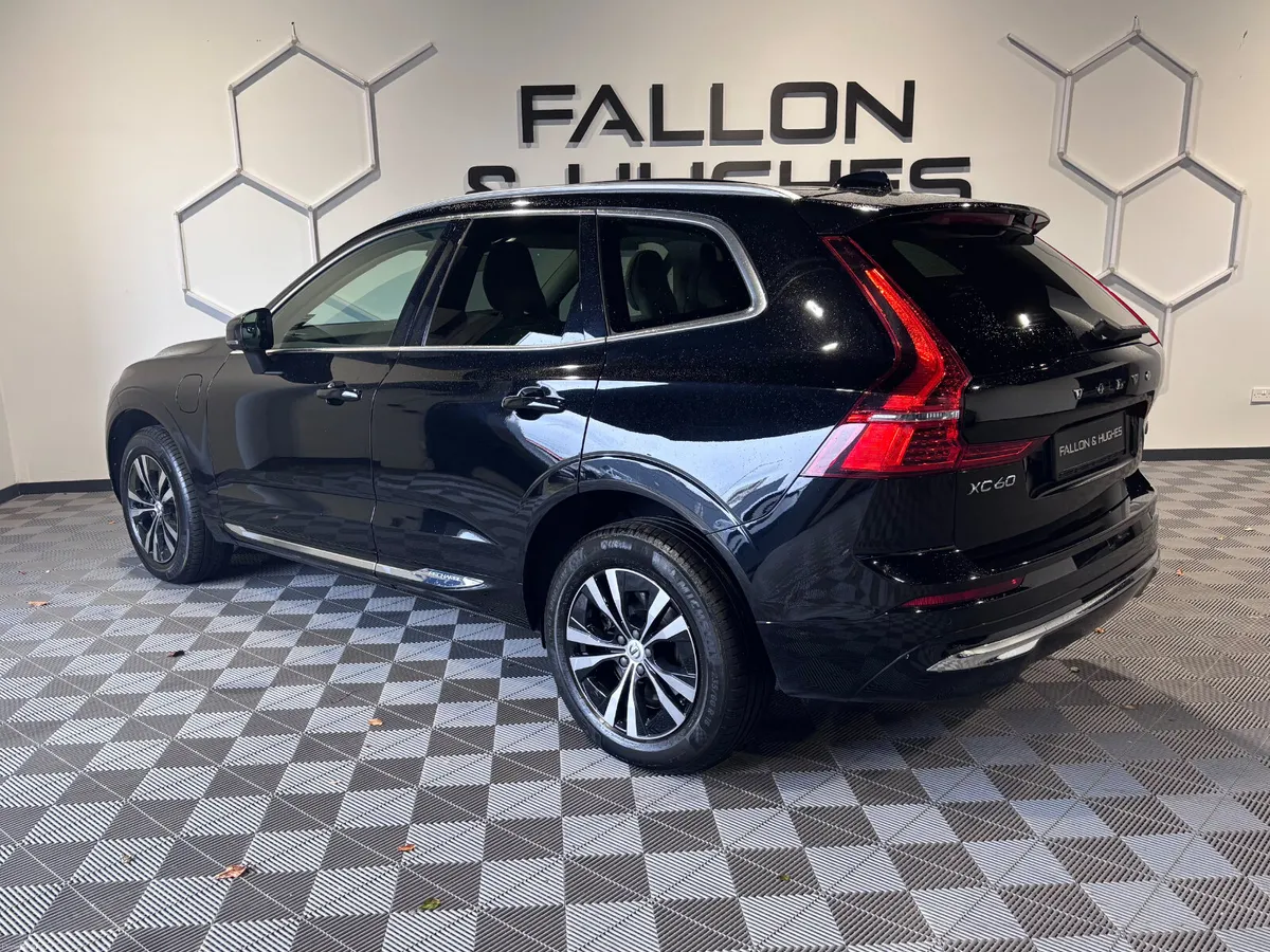Volvo XC60 RECHARGE T6 INSCRIPTION  AWD // SUNROOF - Image 4