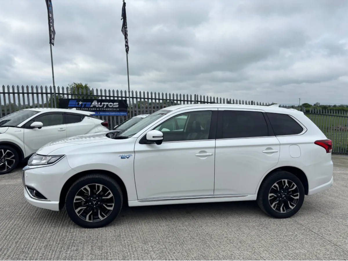 Mitsubishi Outlander INSTYLE PHEV 2.0 MIVEC - Image 2