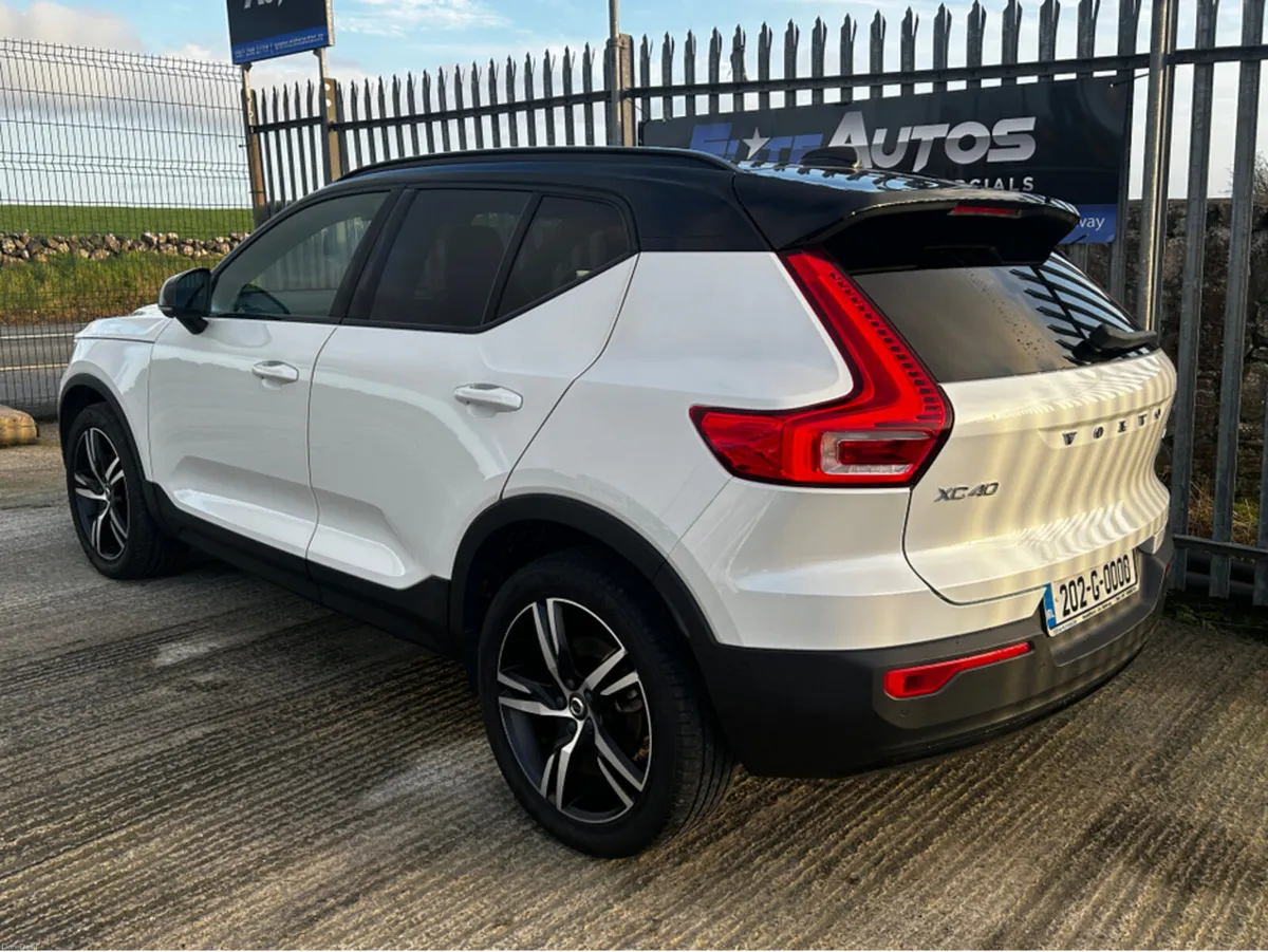 Volvo XC40 B4 R DESIGN Hybrid Automatic - Image 4