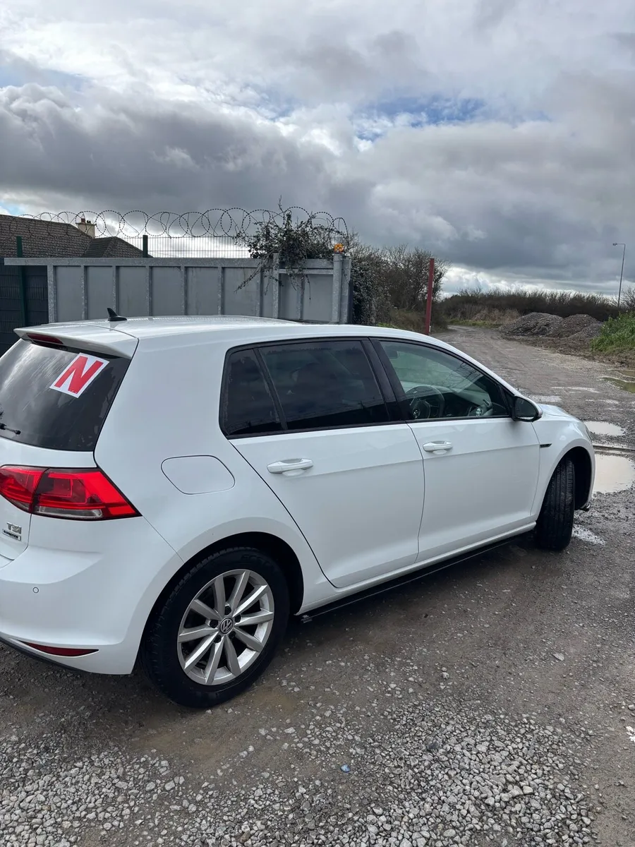 2016 Volkswagen Golf Lounge. - Image 3