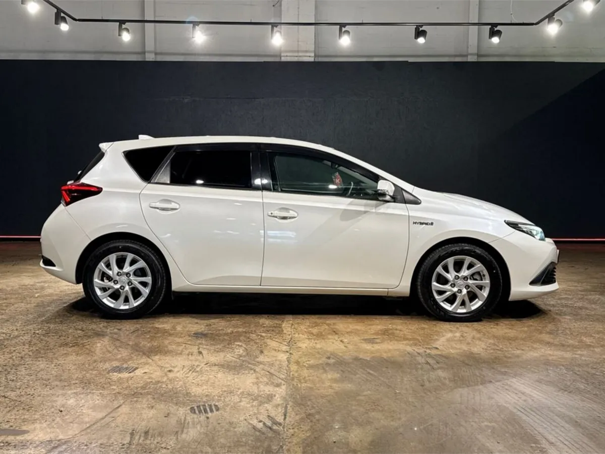 Toyota Auris HYBRID 1.8L AUTOMATIC - FACTORY ALLOY - Image 3