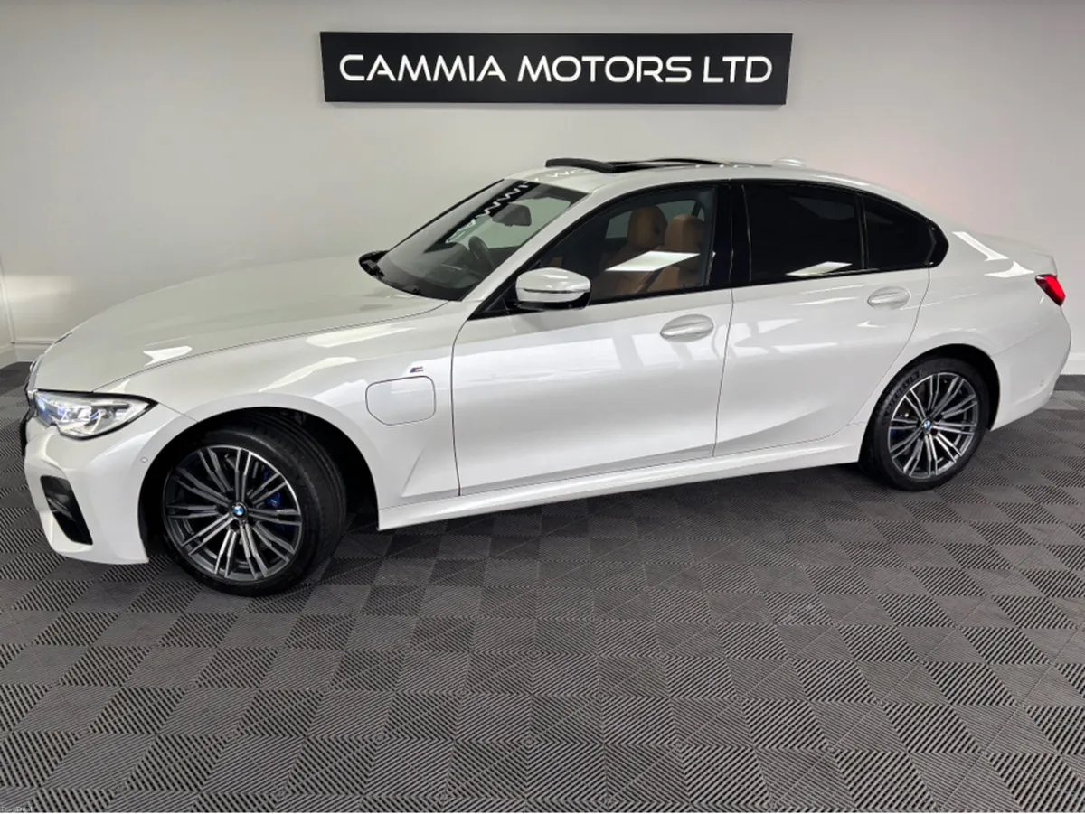 BMW 3-Series *BMW 330e* *SUNROOF* *HARMAN/KARDON* - Image 4
