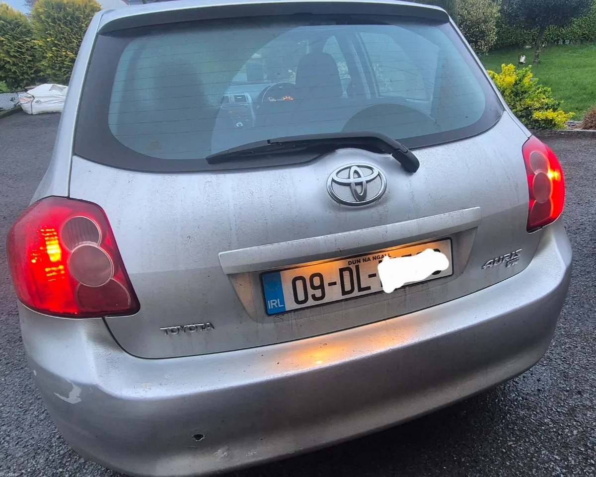 Toyota Auris 2009 - Image 2