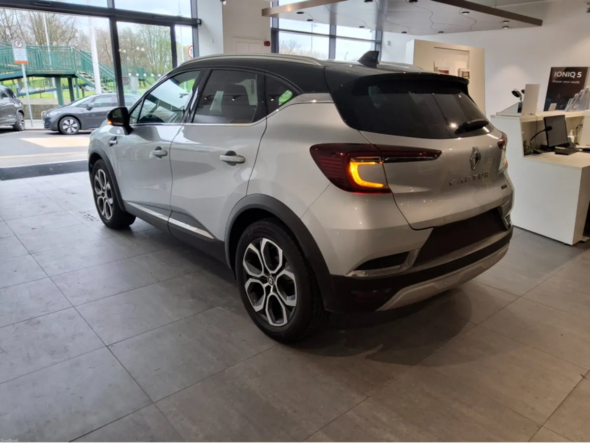 Renault Captur TECHNO E-TECH HEV - Only 4,000 Km - - Image 3