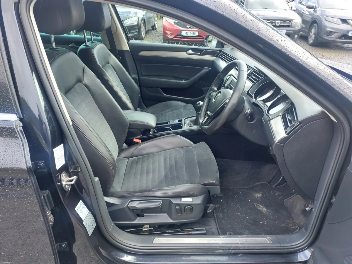 Volkswagen Passat 2016 - Image 2