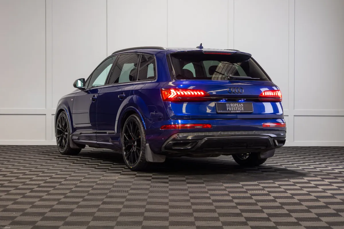 2023 Audi Q7 S-Line 60 TFSIe Competition - Image 4