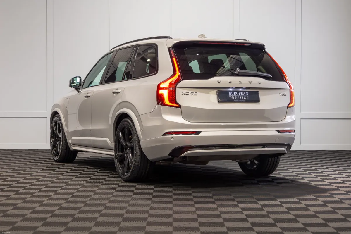 2025 Volvo XC90 T8 Plus Dark Theme 7 Seater - Image 4