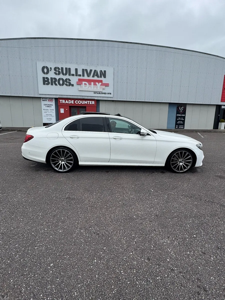 17 e220d amg line premium plus - Image 3