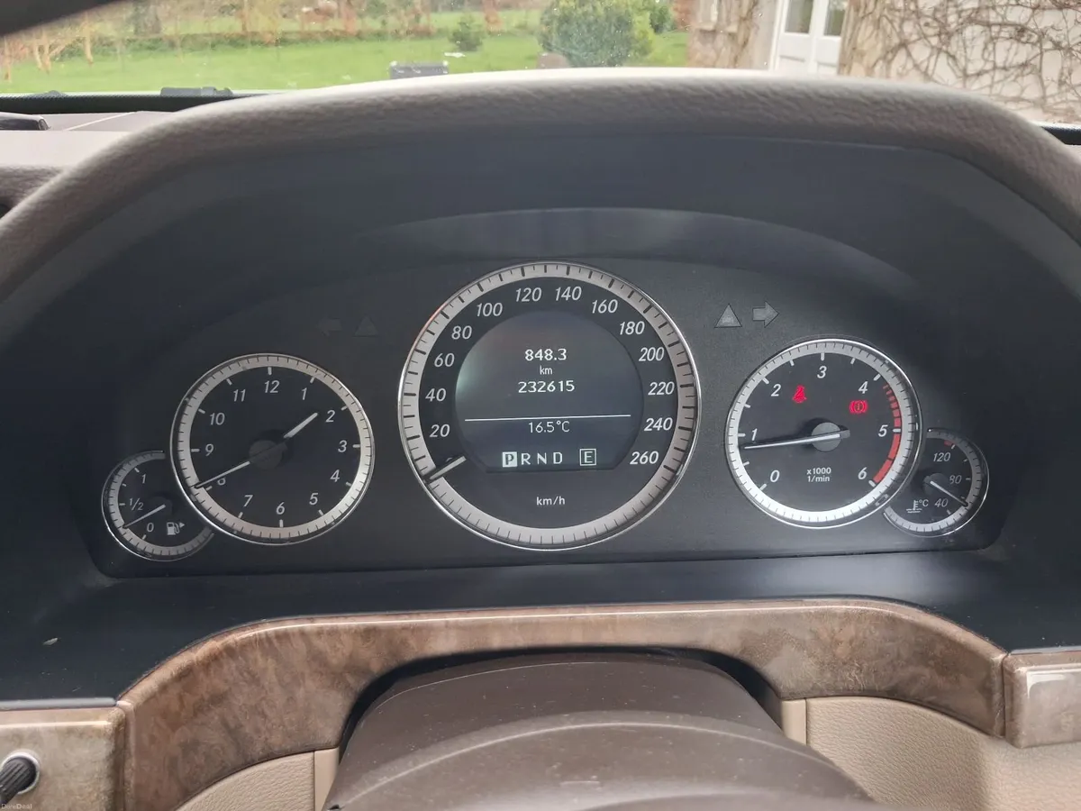 Mercedes-Benz E-Class 7 seater - Image 2