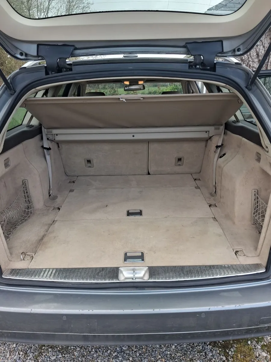 Mercedes-Benz E-Class 7 seater - Image 3