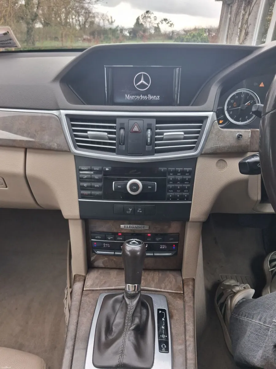 Mercedes-Benz E-Class 7 seater - Image 4