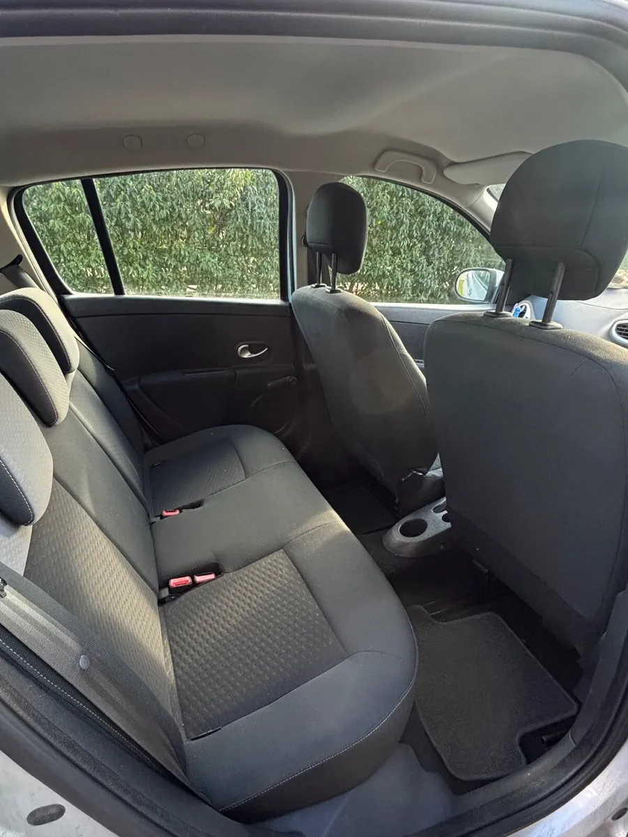 Renault Clio 2010 - Image 2