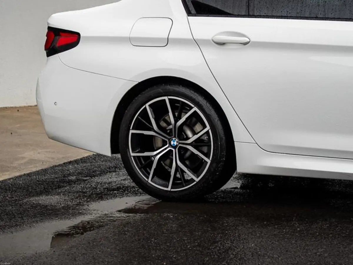 BMW 5-Series 520D M SPORT - Image 4
