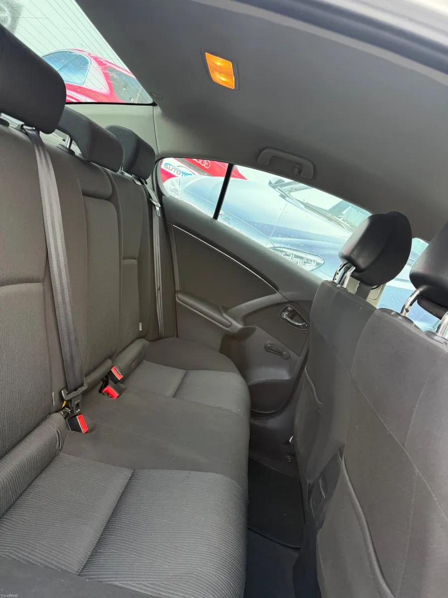 TOYOTA AVENSIS DIESEL LOW MILAGE - Image 4