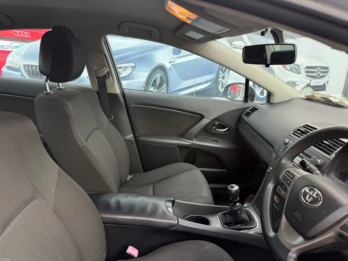 TOYOTA AVENSIS DIESEL LOW MILAGE - Image 3