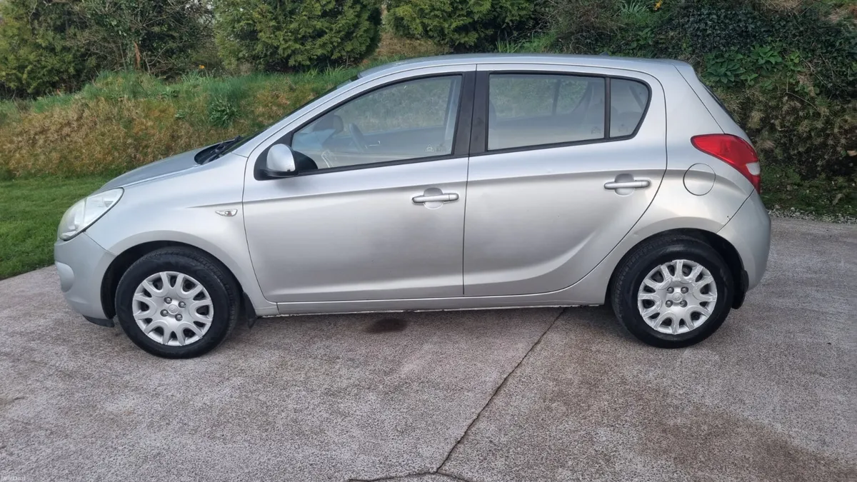 11 HYUNDAI I20 NCT 27/06/27 TAX €200 - Image 2