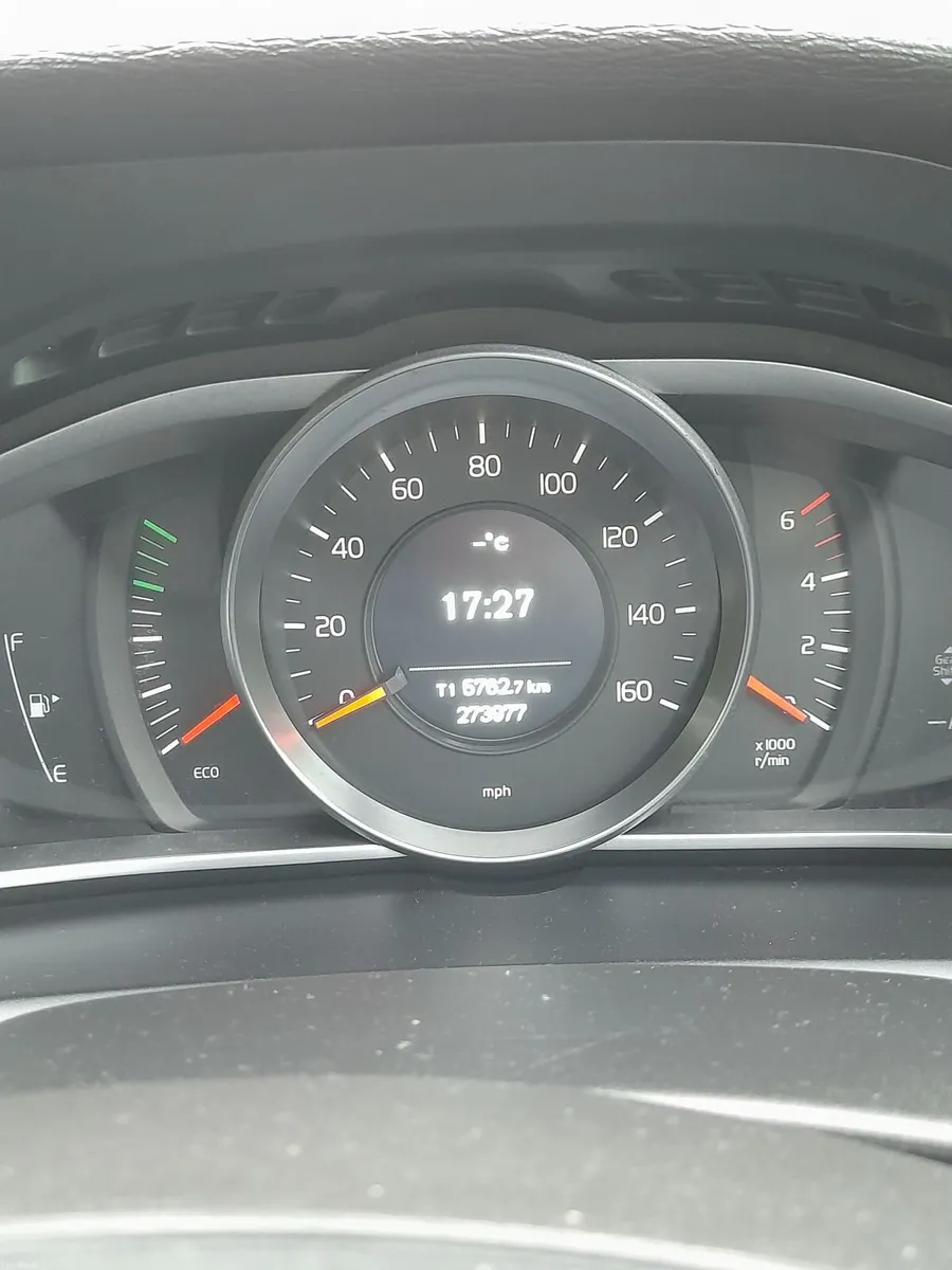 Volvo V40 2013 - Image 2