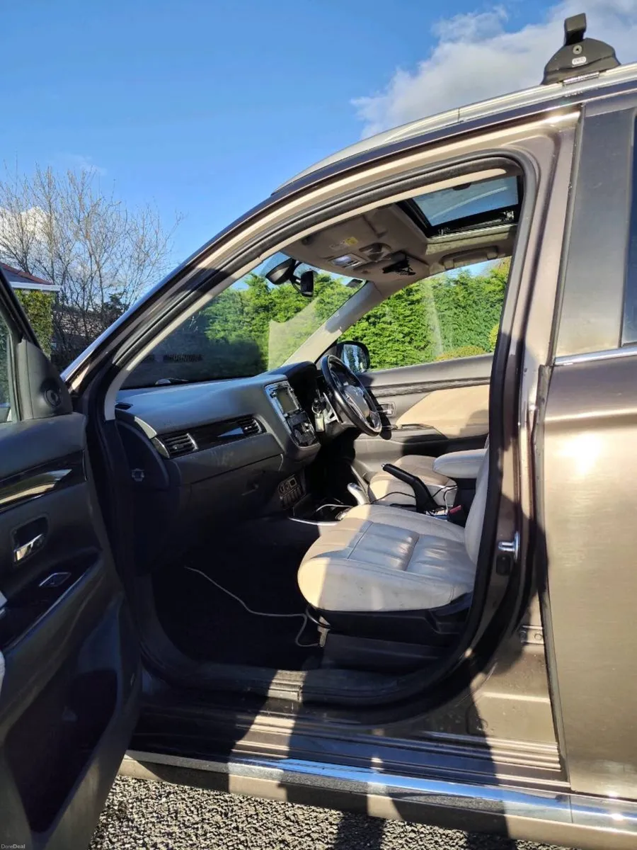 Mitsubishi Outlander GW5h Top Spec - Image 4