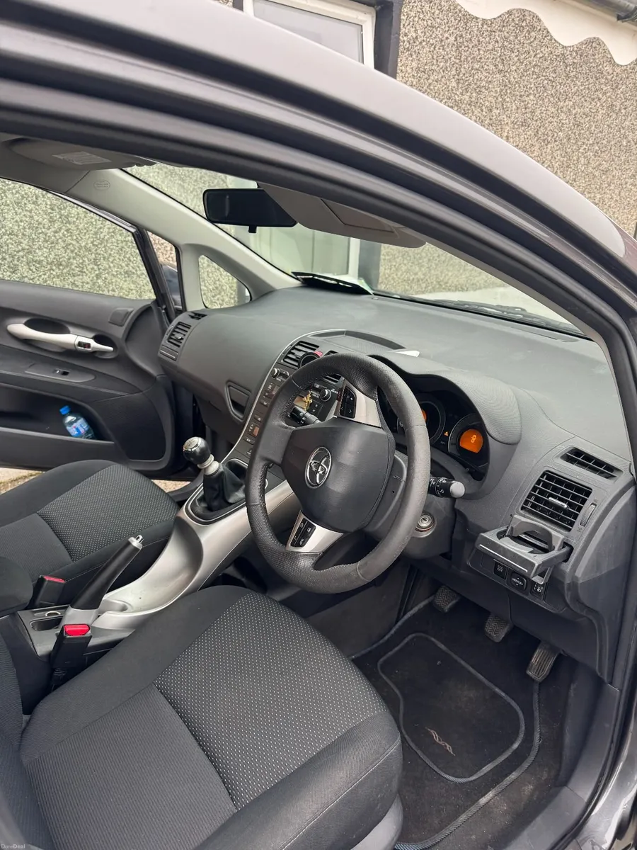 Toyota Auris 2011 - Image 1