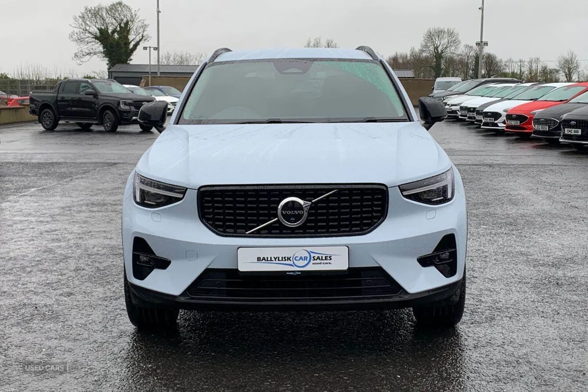 Volvo XC40 2.0 B4 197PS MHEV Plus Pro Dark Hybrid - Image 4