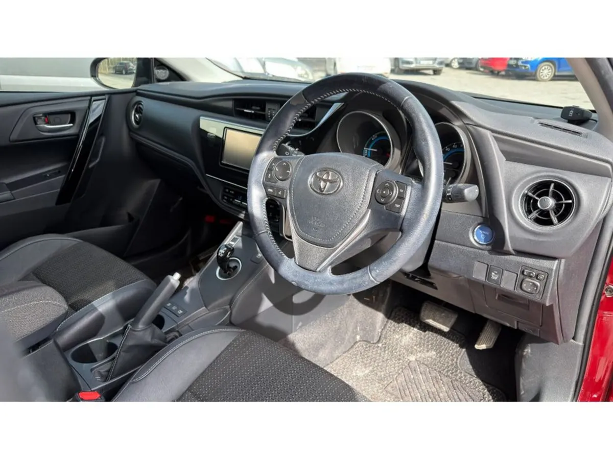 Toyota Auris Hybrid - Image 2