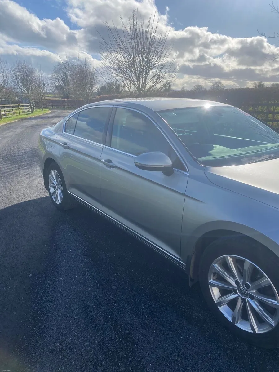 Volkswagen Passat 2017 - Image 2