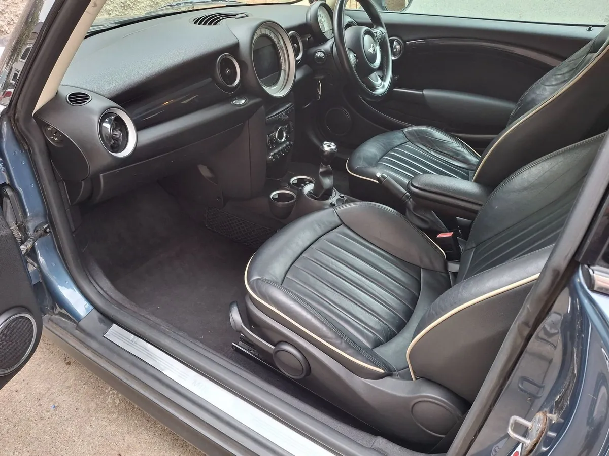 Mini Cooper 2010 - Image 2