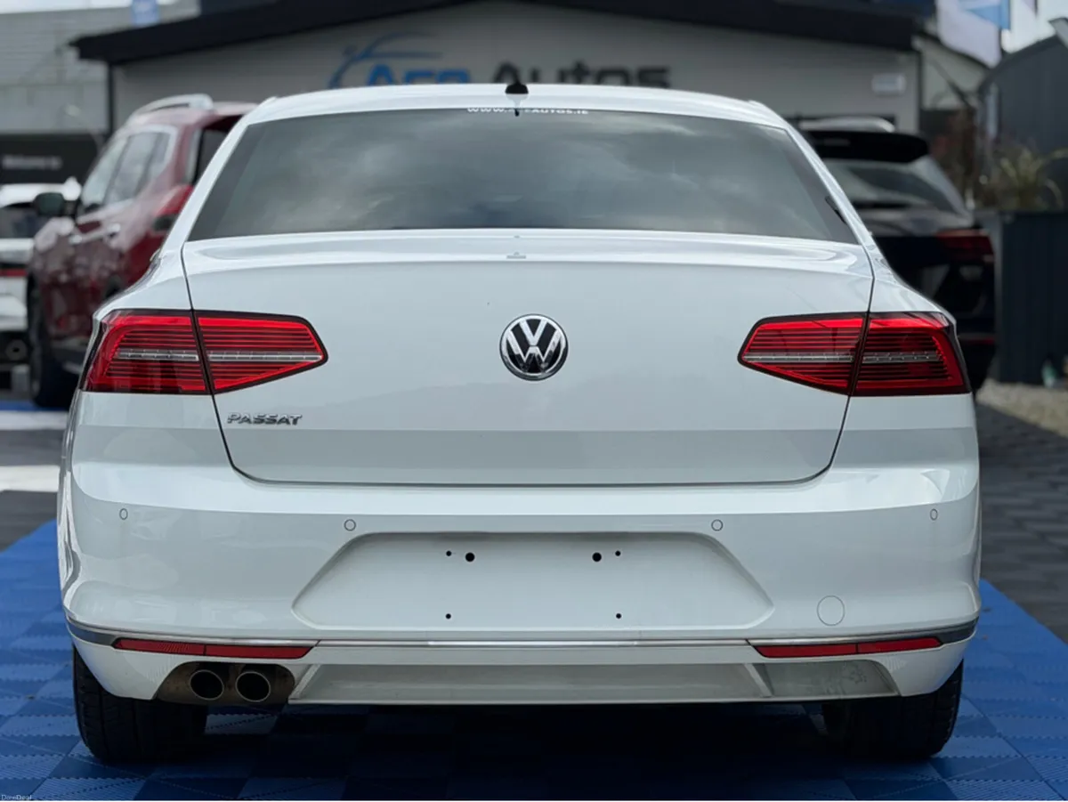 Volkswagen Passat HIGHLINE PREMIUM - 2.0L DIESEL - - Image 4