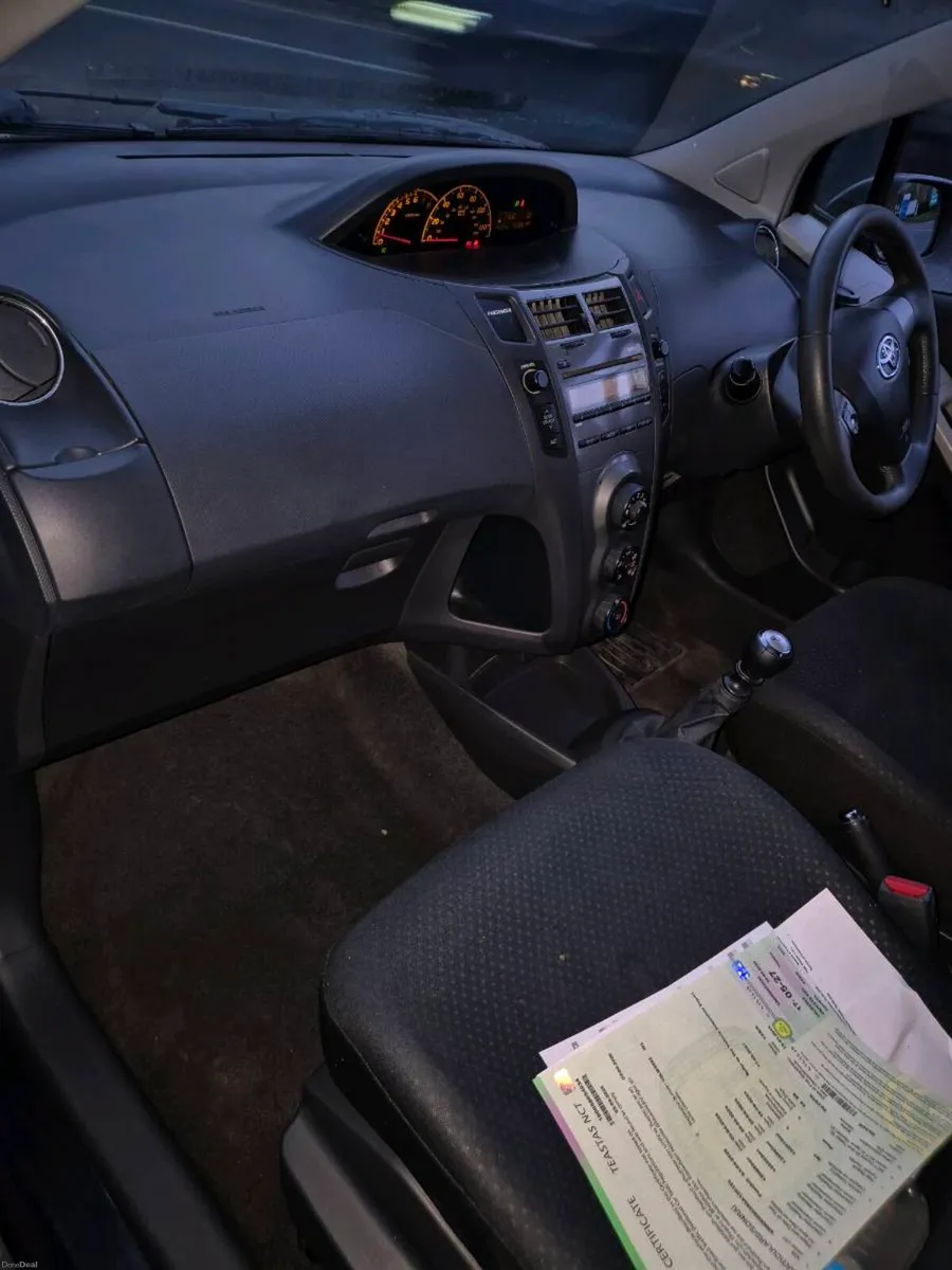 2010 yaris - Image 4