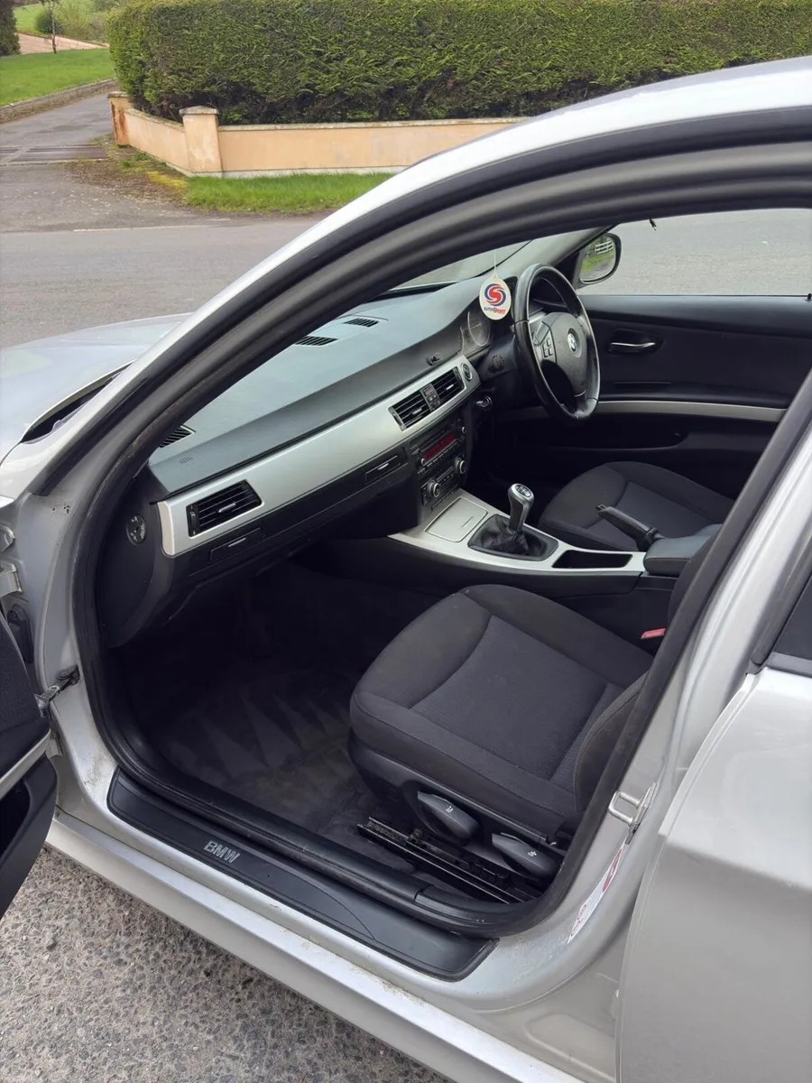 BMW 3-Series 2011 - Image 4