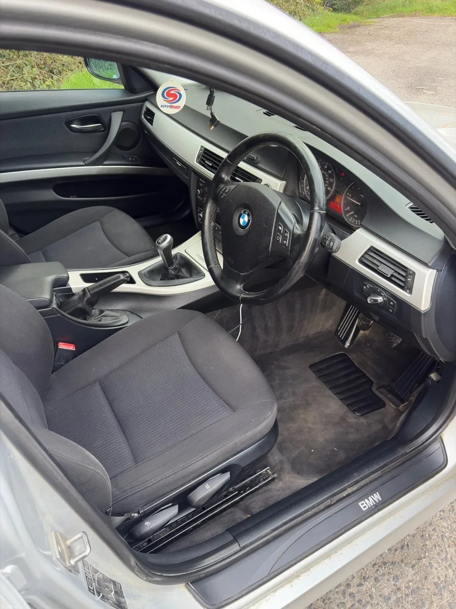 BMW 3-Series 2011 - Image 3