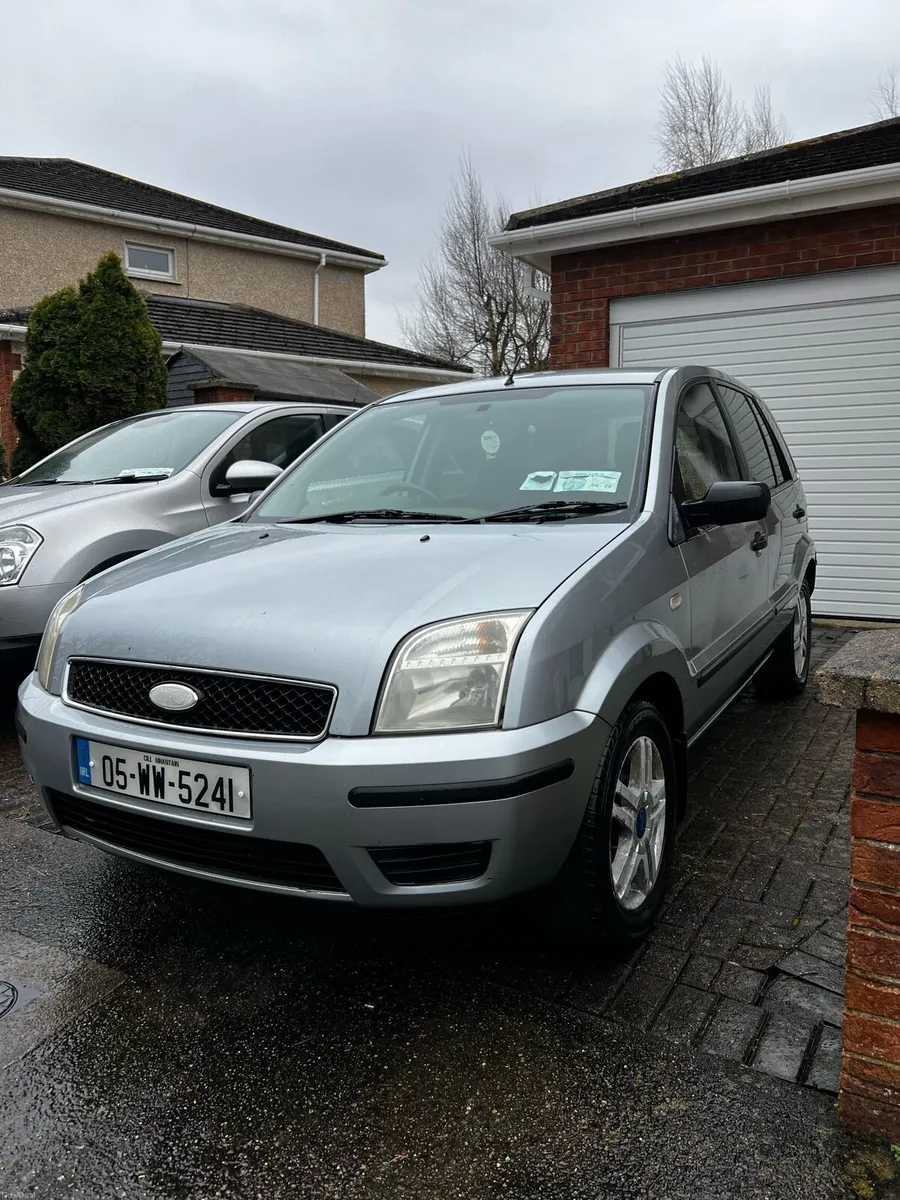 2005 Ford Fusion - Image 2