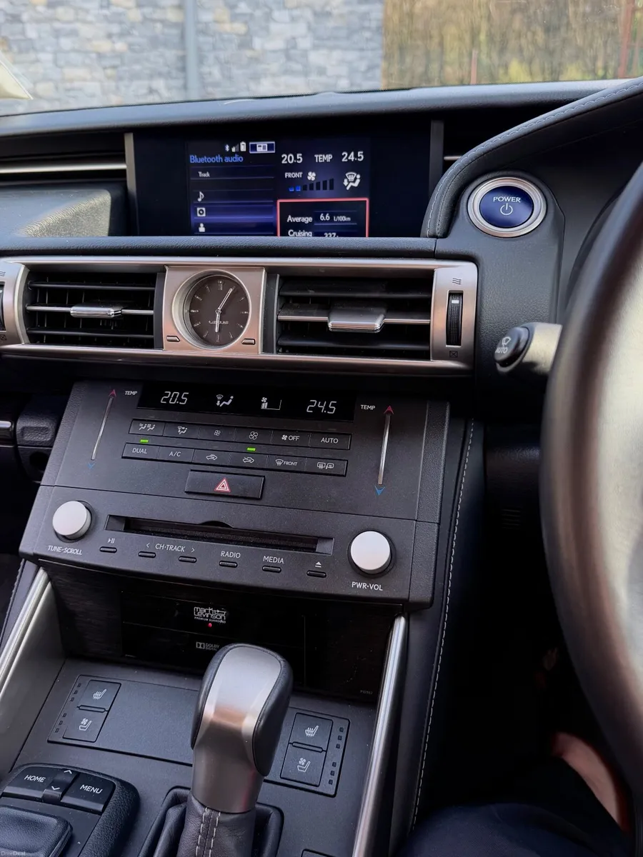 Lexus IS 2016 - Image 2