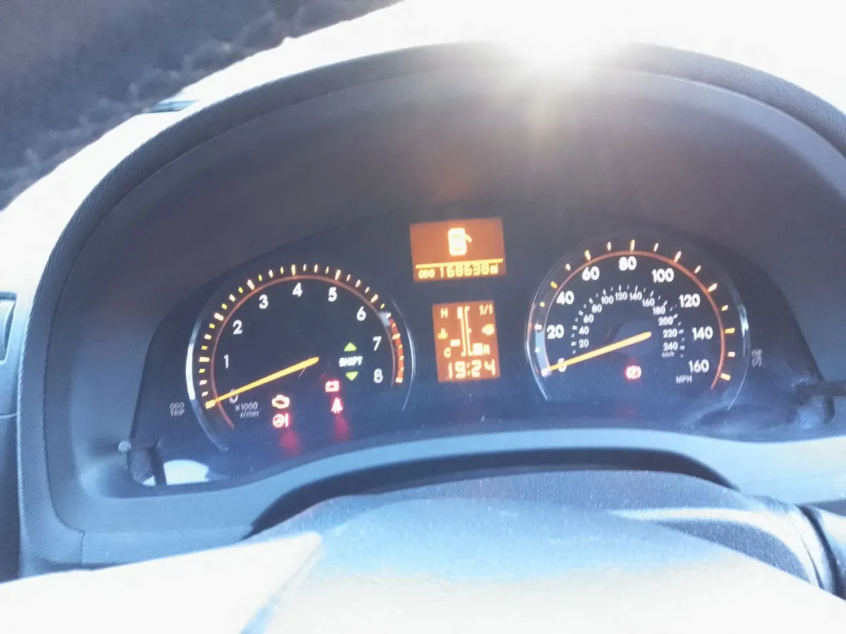 Toyota Avensis 2010 - Image 2