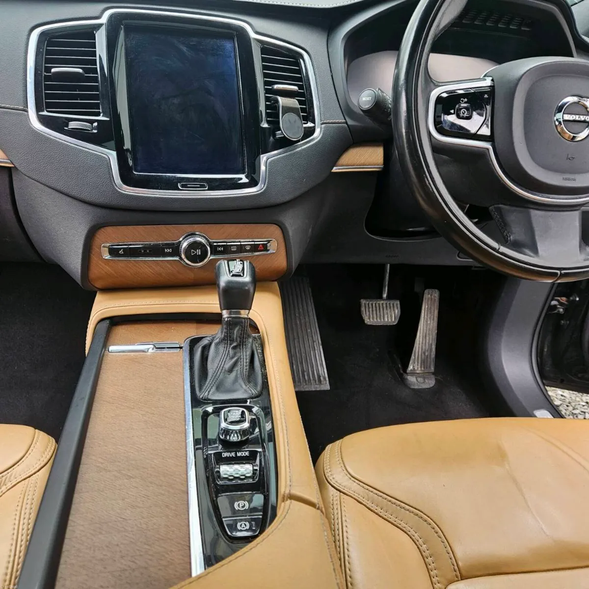 2018 Volvo XC90 D5 INSCRIPTION | PAN ROOF | TAN le - Image 4