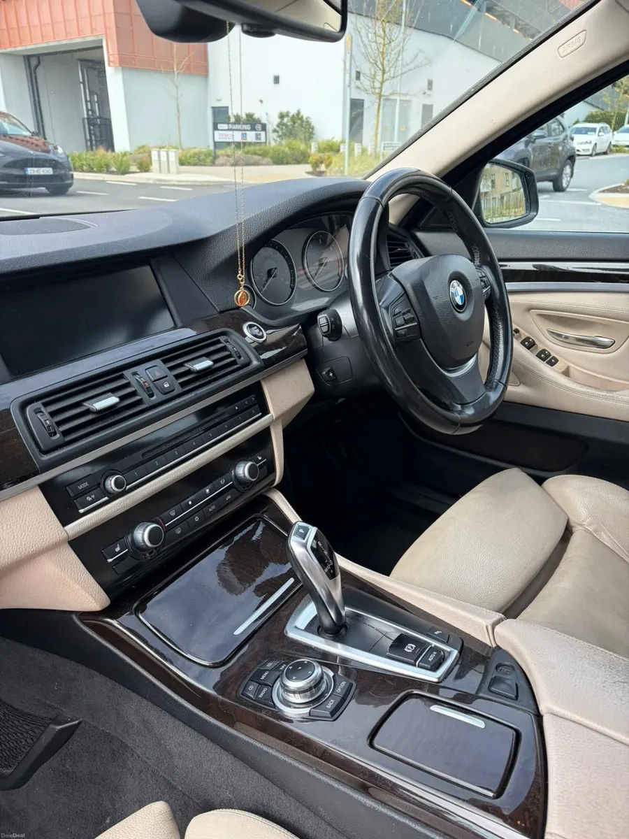 BMW 5-Series 2011 - Image 2