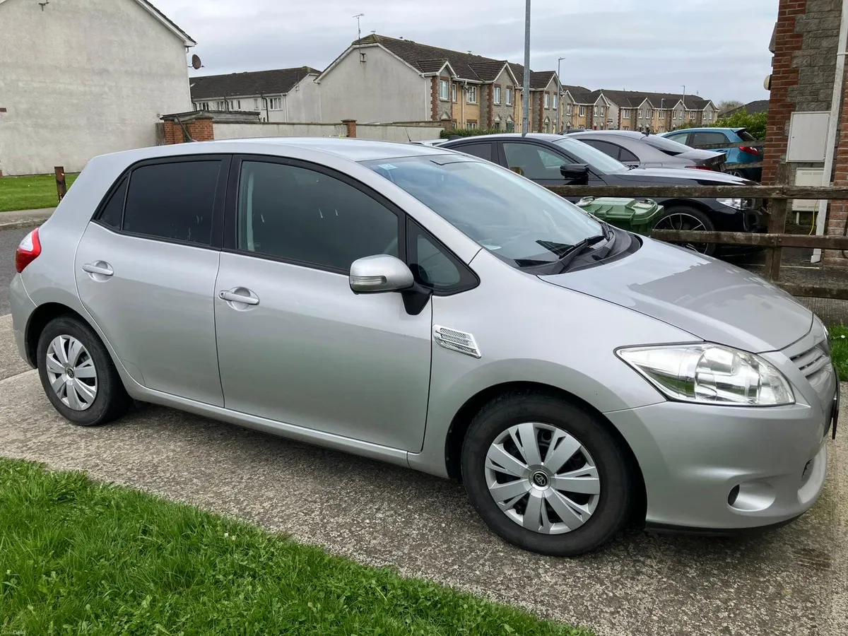 Toyota Auris Terra 1.4 Deisal 5DR - Image 2