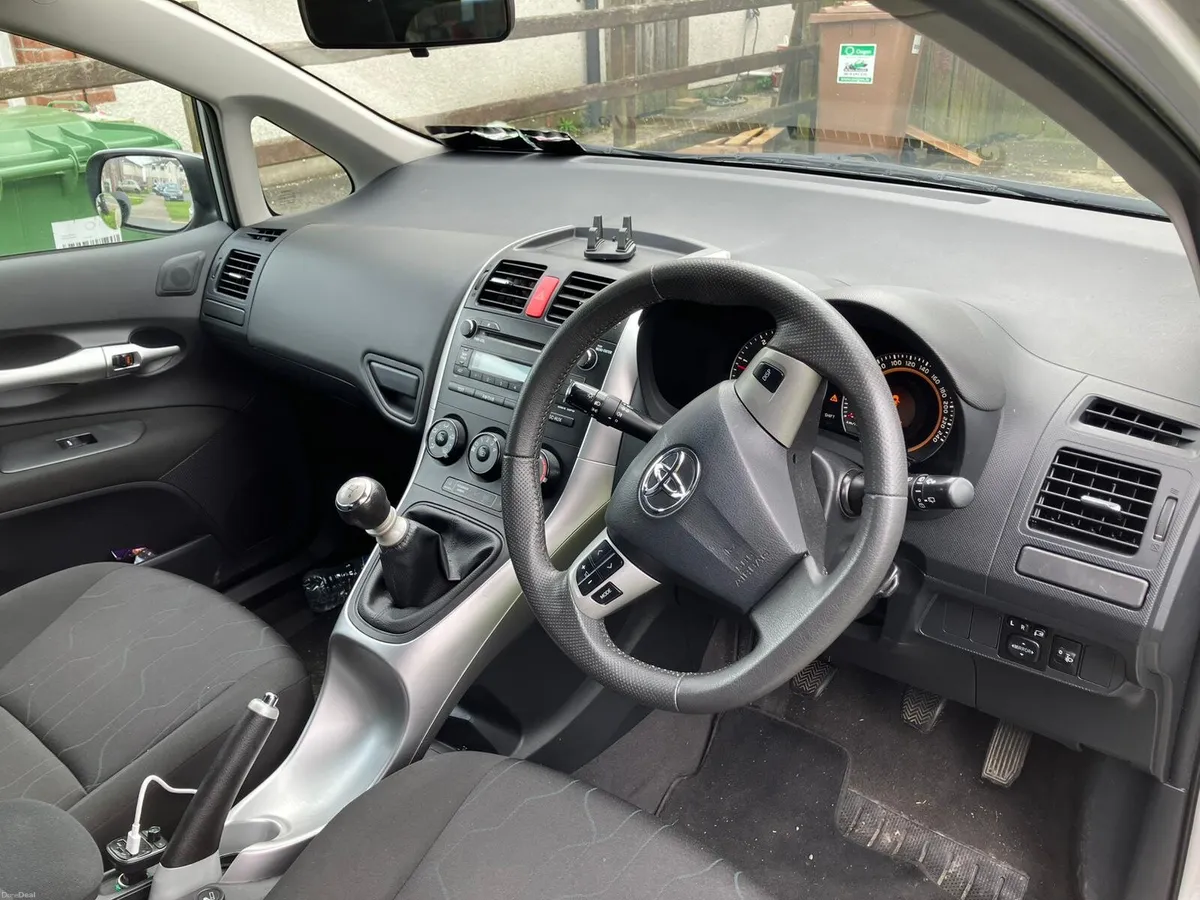 Toyota Auris Terra 1.4 Deisal 5DR - Image 4