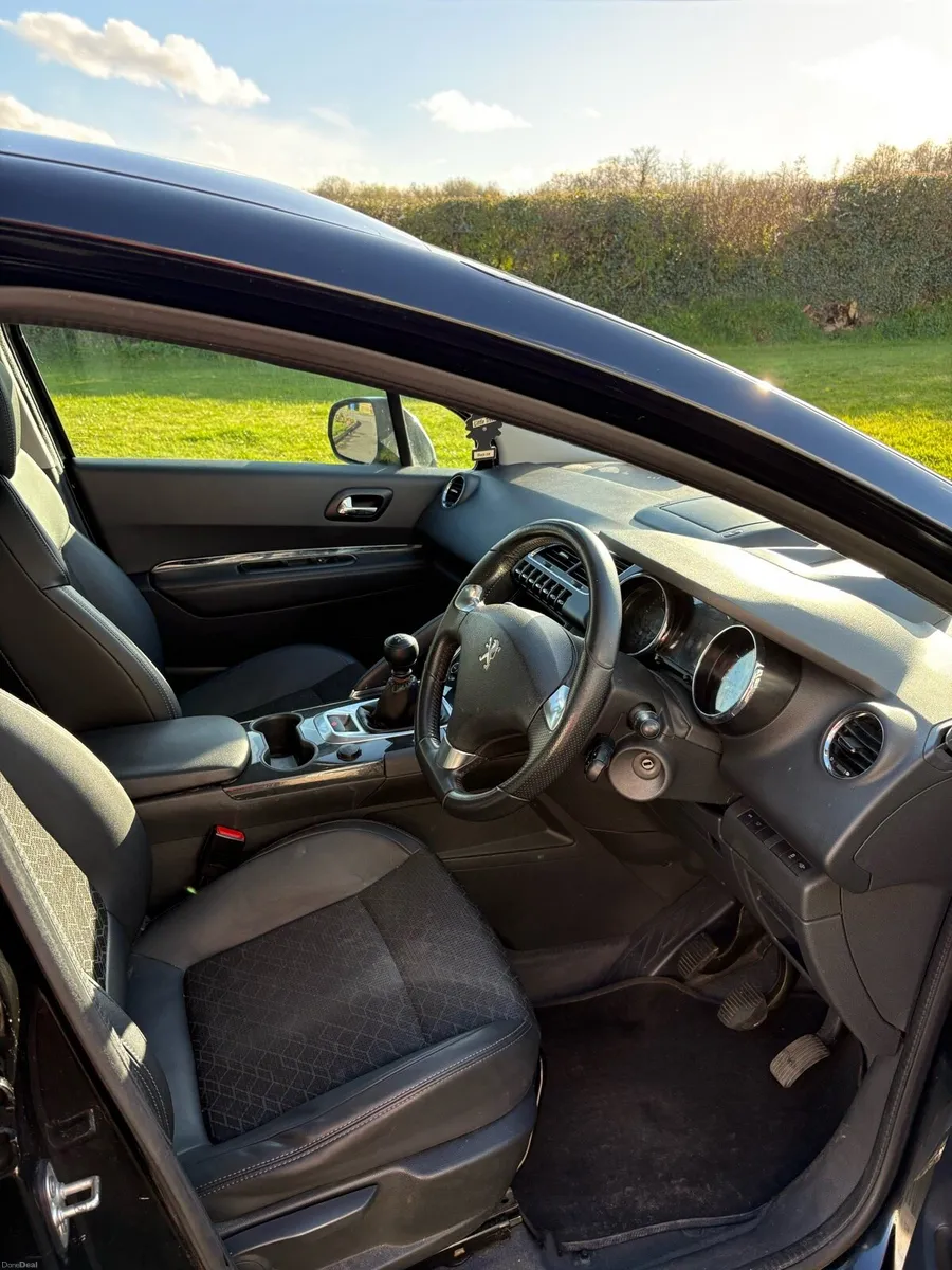 Black Peugeot 3008 - Image 4
